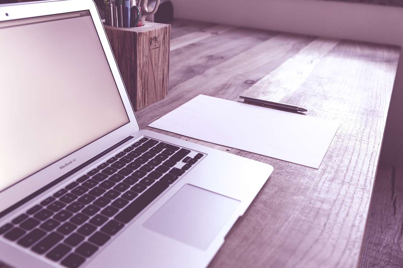 Checklist showing what to include on a commercial tax invoice