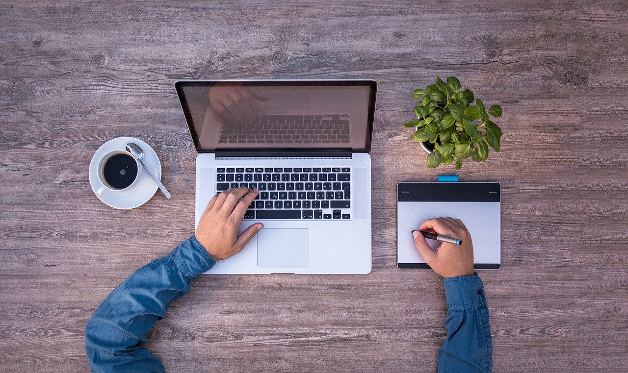 Freelance Bookkeeping & Expense Tracking Guide 2 Freelance bookkeeping and expense tracking guide setup on a clean workspace desk