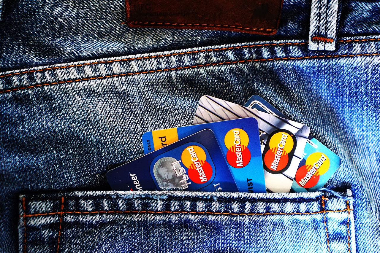 Freelance Bookkeeping & Expense Tracking Guide 3 Dedicated business debit card resting near laptop on office desk